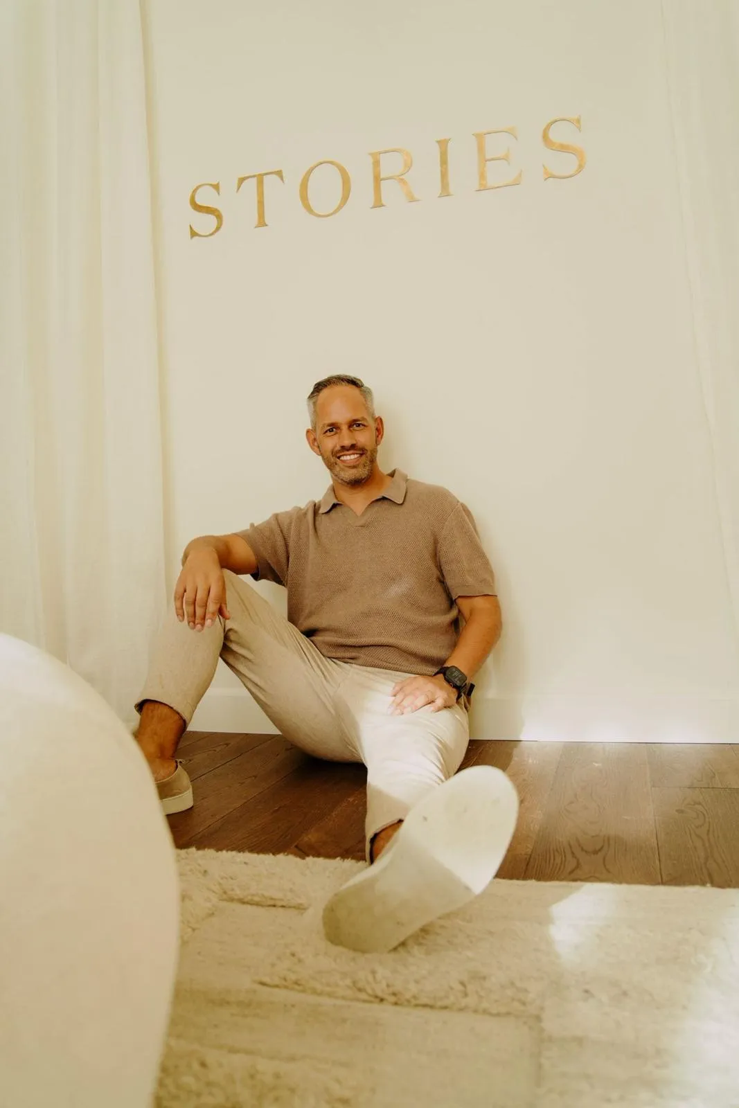 David ontspannen op de praktijk, onder de tekst Stories