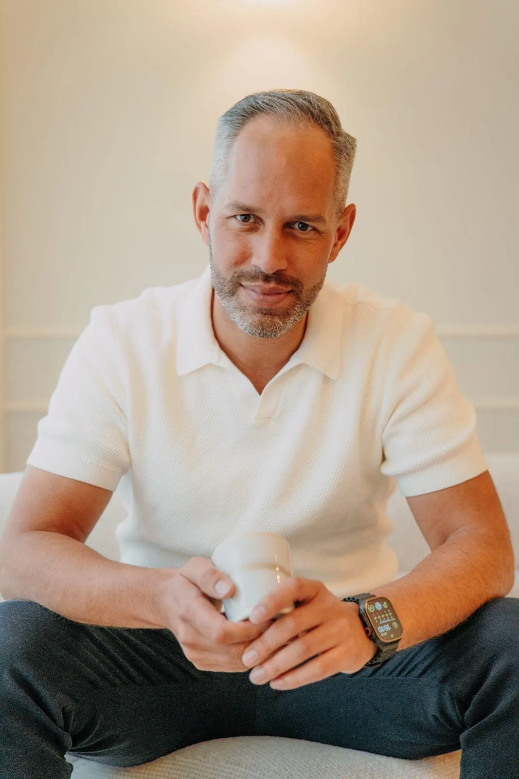 David rustig zittend met een kop koffie